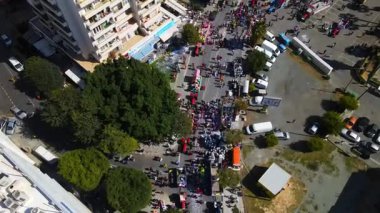 Limasol 'daki büyük karnaval geçidi. Kıbrıs Rum Kesimi: Şehirdeki insanların bir karnavalda kostüm giyip gösteri yapmalarının havadan görüntüsü.