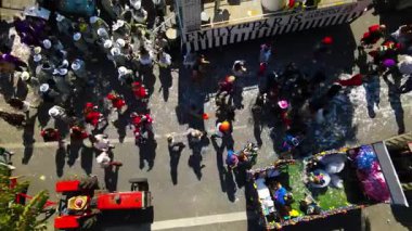 Limasol 'daki büyük karnaval geçidi. Kıbrıs Rum Kesimi: Şehirdeki insanların bir karnavalda kostüm giyip gösteri yapmalarının havadan görüntüsü.