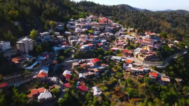 Lefkoşe 'deki Kıbrıs dağ köyünün manzarası. Kıbrıs. Akşam manzarasına yukarıdan bak. Kırsal ve ölçülü yaşam.
