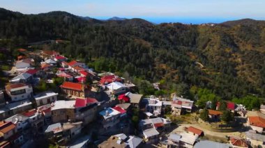 Lefkoşe 'deki Kıbrıs dağ köyünün manzarası. Kıbrıs. Akşam manzarasına yukarıdan bak. Kırsal ve ölçülü yaşam.