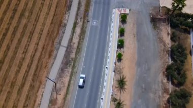 Arabalarla muhteşem bir yol manzarası. Trafik ve güzel manzaralı şehir çevresi. Arabaların kuş bakışı görüntüsü.