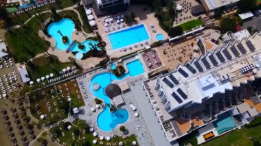 Sahildeki bir otelden yaz manzarası. Akdeniz ve tüm ihtişamıyla güneş. Plajlar ve kumsalda su dinlenmesi..