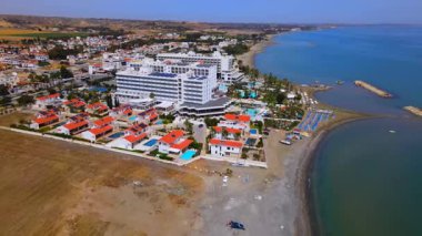 Sahildeki bir otelden yaz manzarası. Akdeniz ve tüm ihtişamıyla güneş. Plajlar ve kumsalda su dinlenmesi..