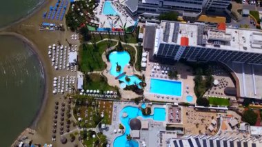 Sahildeki bir otelden yaz manzarası. Akdeniz ve tüm ihtişamıyla güneş. Plajlar ve kumsalda su dinlenmesi..