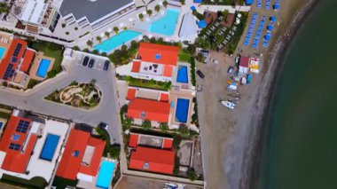 Sahildeki bir otelden yaz manzarası. Akdeniz ve tüm ihtişamıyla güneş. Plajlar ve kumsalda su dinlenmesi..