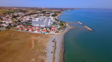 Sahildeki bir otelden yaz manzarası. Akdeniz ve tüm ihtişamıyla güneş. Plajlar ve kumsalda su dinlenmesi..