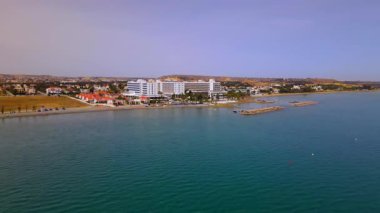 Sahildeki bir otelden yaz manzarası. Akdeniz ve tüm ihtişamıyla güneş. Plajlar ve kumsalda su dinlenmesi..