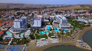 Sahildeki bir otelden yaz manzarası. Akdeniz ve tüm ihtişamıyla güneş. Plajlar ve kumsalda su dinlenmesi..