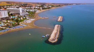 Sahildeki bir otelden yaz manzarası. Akdeniz ve tüm ihtişamıyla güneş. Plajlar ve kumsalda su dinlenmesi..