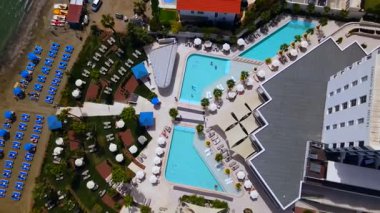 Sahildeki bir otelden yaz manzarası. Akdeniz ve tüm ihtişamıyla güneş. Plajlar ve kumsalda su dinlenmesi..