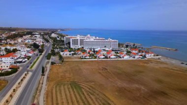 Sahildeki bir otelden yaz manzarası. Akdeniz ve tüm ihtişamıyla güneş. Plajlar ve kumsalda su dinlenmesi..