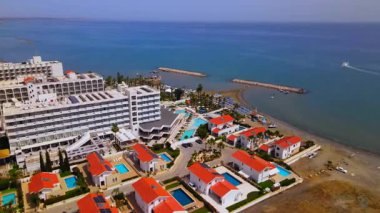 Sahildeki bir otelden yaz manzarası. Akdeniz ve tüm ihtişamıyla güneş. Plajlar ve kumsalda su dinlenmesi..
