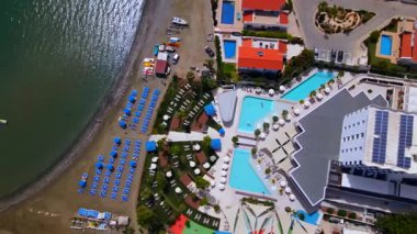 Sahildeki bir otelden yaz manzarası. Akdeniz ve tüm ihtişamıyla güneş. Plajlar ve kumsalda su dinlenmesi..