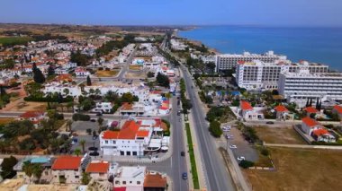 Sahildeki bir otelden yaz manzarası. Akdeniz ve tüm ihtişamıyla güneş. Plajlar ve kumsalda su dinlenmesi..