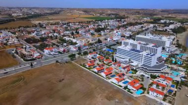 Sahildeki bir otelden yaz manzarası. Akdeniz ve tüm ihtişamıyla güneş. Plajlar ve kumsalda su dinlenmesi..