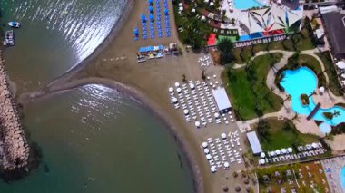 Sahildeki bir otelden yaz manzarası. Akdeniz ve tüm ihtişamıyla güneş. Plajlar ve kumsalda su dinlenmesi..