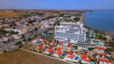 Sahildeki bir otelden yaz manzarası. Akdeniz ve tüm ihtişamıyla güneş. Plajlar ve kumsalda su dinlenmesi..