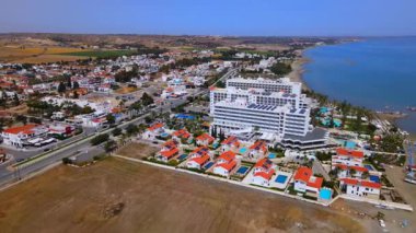 Sahildeki bir otelden yaz manzarası. Akdeniz ve tüm ihtişamıyla güneş. Plajlar ve kumsalda su dinlenmesi..