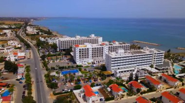 Sahildeki bir otelden yaz manzarası. Akdeniz ve tüm ihtişamıyla güneş. Plajlar ve kumsalda su dinlenmesi..