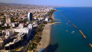 Kıbrıs, Limasol 'da akşam üstü. Kıbrıs 'ın modern şehir mimarisi ve cam gökdelenlerinin havadan görünüşü. Kıbrıs 'ın Limasol kenti yakınlarında Akdeniz. Yüksek kaliteli görüntüler 4K