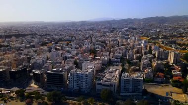 Kıbrıs, Limasol 'da akşam üstü. Kıbrıs 'ın modern şehir mimarisi ve cam gökdelenlerinin havadan görünüşü. Kıbrıs 'ın Limasol kenti yakınlarında Akdeniz. Yüksek kaliteli görüntüler 4K