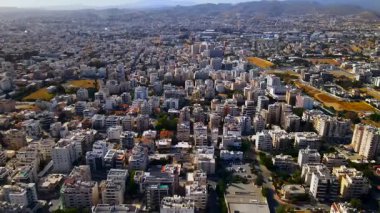 Kıbrıs, Limasol 'da akşam üstü. Kıbrıs 'ın modern şehir mimarisi ve cam gökdelenlerinin havadan görünüşü. Kıbrıs 'ın Limasol kenti yakınlarında Akdeniz. Yüksek kaliteli görüntüler 4K