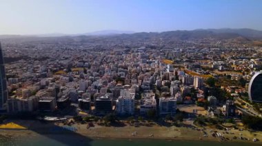 Kıbrıs, Limasol 'da akşam üstü. Kıbrıs 'ın modern şehir mimarisi ve cam gökdelenlerinin havadan görünüşü. Kıbrıs 'ın Limasol kenti yakınlarında Akdeniz. Yüksek kaliteli görüntüler 4K
