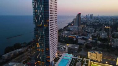 Kıbrıs Rum Kesimi 'nin Limasol akşam manzarası. Yaz günbatımı ve Akdeniz 'in seddindeki yüksek binalar.