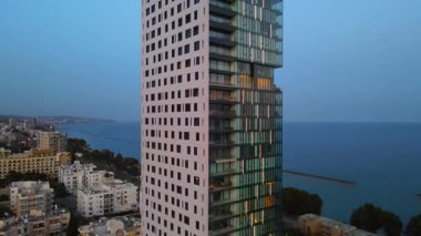 Kıbrıs Rum Kesimi 'nin Limasol akşam manzarası. Yaz günbatımı ve Akdeniz 'in seddindeki yüksek binalar.