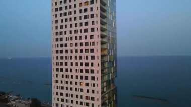 Kıbrıs Rum Kesimi 'nin Limasol akşam manzarası. Yaz günbatımı ve Akdeniz 'in seddindeki yüksek binalar.