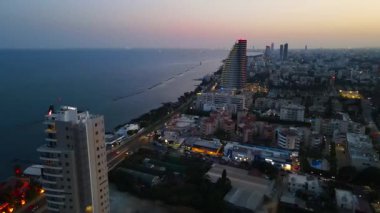 Kıbrıs Rum Kesimi 'nin Limasol akşam manzarası. Yaz günbatımı ve Akdeniz 'in seddindeki yüksek binalar.