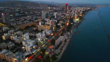 Kıbrıs Rum Kesimi 'nin Limasol akşam manzarası. Yaz günbatımı ve Akdeniz 'in seddindeki yüksek binalar.