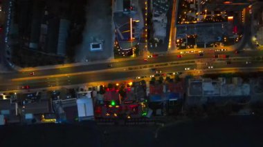 Kıbrıs Rum Kesimi 'nin Limasol akşam manzarası. Yaz günbatımı ve Akdeniz 'in seddindeki yüksek binalar.