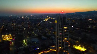Kıbrıs Rum Kesimi 'nin Limasol akşam manzarası. Yaz günbatımı ve Akdeniz 'in seddindeki yüksek binalar.
