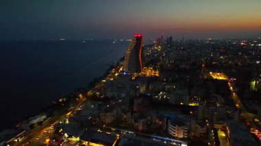 Kıbrıs Rum Kesimi 'nin Limasol akşam manzarası. Yaz günbatımı ve Akdeniz 'in seddindeki yüksek binalar.