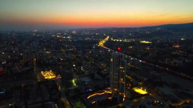 Kıbrıs Rum Kesimi 'nin Limasol akşam manzarası. Yaz günbatımı ve Akdeniz 'in seddindeki yüksek binalar.