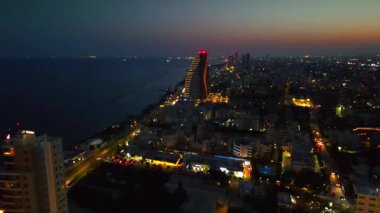 Kıbrıs Rum Kesimi 'nin Limasol akşam manzarası. Yaz günbatımı ve Akdeniz 'in seddindeki yüksek binalar.