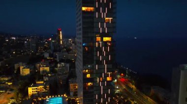 Kıbrıs Rum Kesimi 'nin Limasol akşam manzarası. Yaz günbatımı ve Akdeniz 'in seddindeki yüksek binalar.