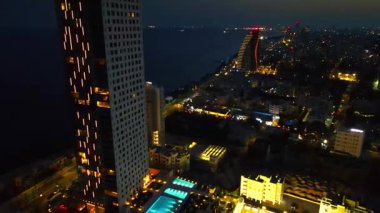 Kıbrıs Rum Kesimi 'nin Limasol akşam manzarası. Yaz günbatımı ve Akdeniz 'in seddindeki yüksek binalar.