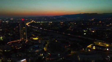 Kıbrıs Rum Kesimi 'nin Limasol akşam manzarası. Yaz günbatımı ve Akdeniz 'in seddindeki yüksek binalar.