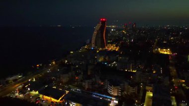 Kıbrıs Rum Kesimi 'nin Limasol akşam manzarası. Yaz günbatımı ve Akdeniz 'in seddindeki yüksek binalar.