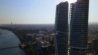 Limasol binalarından, Cyprus 'tan yukarıdan bak. Kıbrıs' ın yüksek kulelerinden. Yaz günbatımı ve arka planda şehir trafiği olan Akdeniz