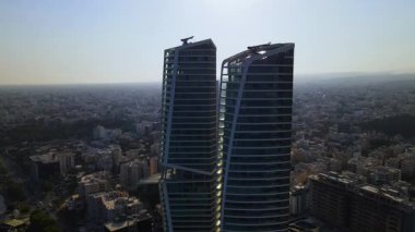 Limasol binalarından, Cyprus 'tan yukarıdan bak. Kıbrıs' ın yüksek kulelerinden. Yaz günbatımı ve arka planda şehir trafiği olan Akdeniz