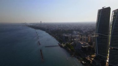 Limasol binalarından, Cyprus 'tan yukarıdan bak. Kıbrıs' ın yüksek kulelerinden. Yaz günbatımı ve arka planda şehir trafiği olan Akdeniz