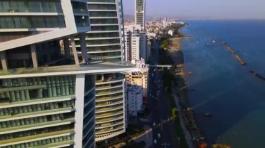 Limasol binalarından, Cyprus 'tan yukarıdan bak. Kıbrıs' ın yüksek kulelerinden. Yaz günbatımı ve arka planda şehir trafiği olan Akdeniz