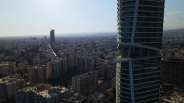 Limasol binalarından, Cyprus 'tan yukarıdan bak. Kıbrıs' ın yüksek kulelerinden. Yaz günbatımı ve arka planda şehir trafiği olan Akdeniz
