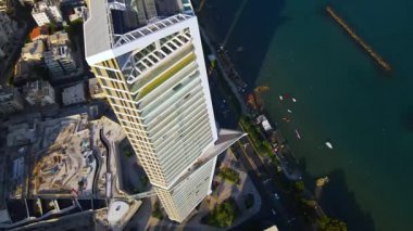 Limasol binalarından, Cyprus 'tan yukarıdan bak. Kıbrıs' ın yüksek kulelerinden. Yaz günbatımı ve arka planda şehir trafiği olan Akdeniz