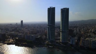 Limasol binalarından, Cyprus 'tan yukarıdan bak. Kıbrıs' ın yüksek kulelerinden. Yaz günbatımı ve arka planda şehir trafiği olan Akdeniz