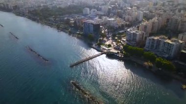 Limasol binalarından, Cyprus 'tan yukarıdan bak. Kıbrıs' ın yüksek kulelerinden. Yaz günbatımı ve arka planda şehir trafiği olan Akdeniz