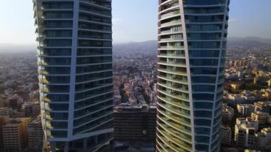 Limasol binalarından, Cyprus 'tan yukarıdan bak. Kıbrıs' ın yüksek kulelerinden. Yaz günbatımı ve arka planda şehir trafiği olan Akdeniz